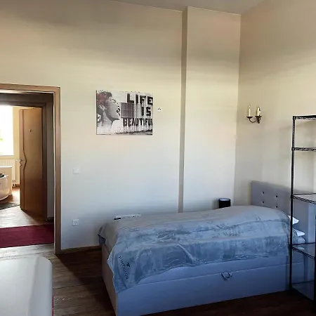 Dz - Mit Klimaanlage, Whirlpool Und Freiem Wlan - Ruhige, Zentrale Lage In *